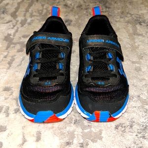Under Armour boys tennis shoes.
